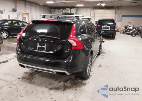 2016 Volvo V60 Cross Country T5 z USA, uszkodzony, nr VIN YV4612HK8G1003433